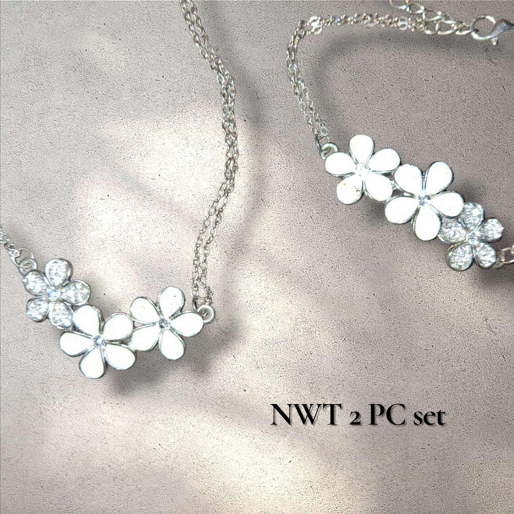 3/25$ NWT floral 2 Pcs fashion necklace Paparazzi brand And Bracelet